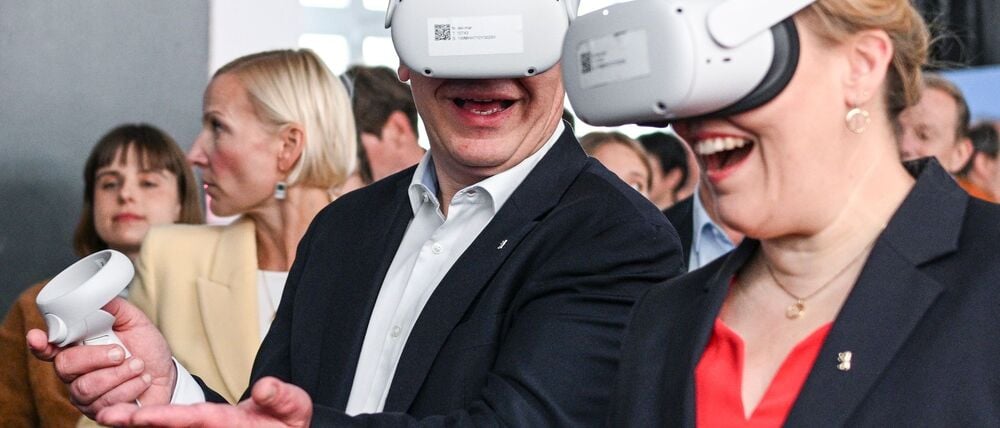 Der Regierende Bürgermeister Kai Wegner (CDU) und Wirtschaftssenatorin Franziska Giffey (SPD) versprühten bei der Standortbekanntgabe für das House of Games im Sommer Optimismus. Mit dem Start des Hauses dauert es aber noch einige Monate. (Archivbild)