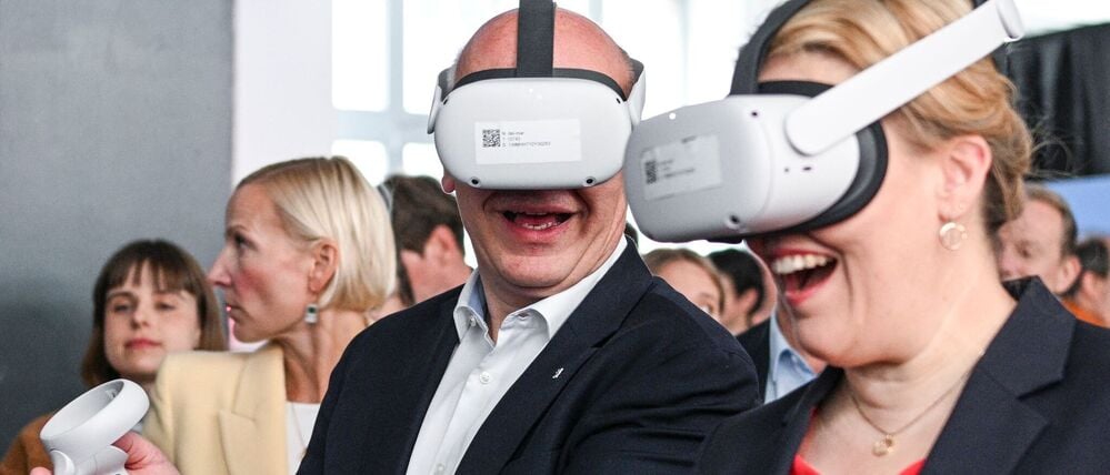 Der Regierende Bürgermeister Kai Wegner (CDU) und Wirtschaftssenatorin Franziska Giffey (SPD) versprühten bei der Standortbekanntgabe für das House of Games im Sommer Optimismus. Mit dem Start des Hauses dauert es aber noch einige Monate. (Archivbild)