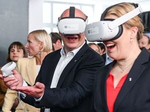 Der Regierende Bürgermeister Kai Wegner (CDU) und Wirtschaftssenatorin Franziska Giffey (SPD) versprühten bei der Standortbekanntgabe für das House of Games im Sommer Optimismus. Mit dem Start des Hauses dauert es aber noch einige Monate. (Archivbild)