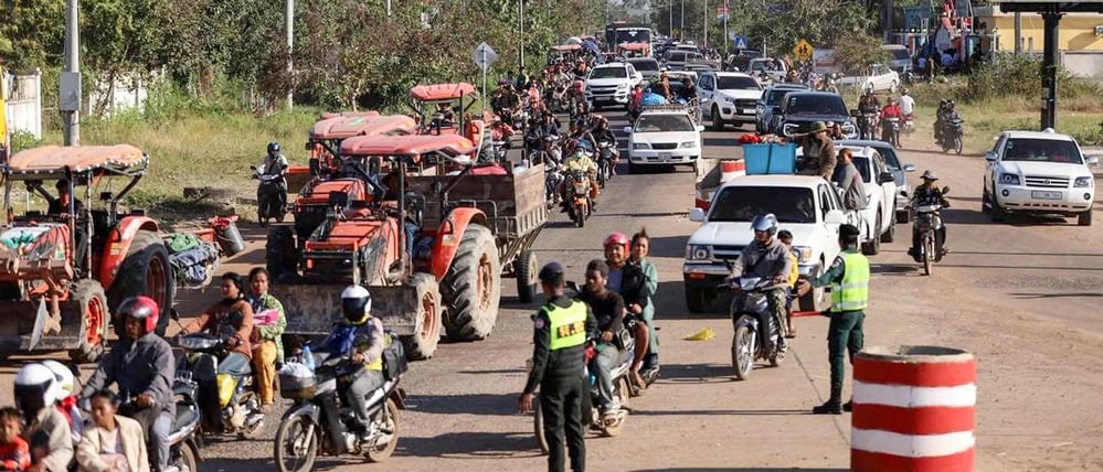Menschen werden in der kambodschanischen Provinz Oddar Meanchey evakuiert.