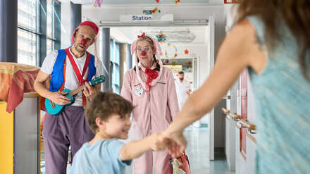 Markus Moiser alias ROTE NASEN Clown Tobias Tannenbaum & Sybille Ugé alias ROTE NASEN Clown Flotte Lotte besuchen den kleinen Patienten Jannis* in der Kinderklinik der DRK Kliniken Westend. // Weiterer Text über ots und www.presseportal.de/nr/116383 / Die Verwendung dieses Bildes für redaktionelle Zwecke ist unter Beachtung aller mitgeteilten Nutzungsbedingungen zulässig und dann auch honorarfrei. Veröffentlichung ausschließlich mit Bildrechte-Hinweis.