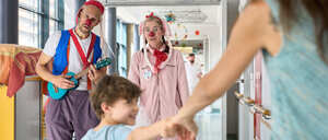 Markus Moiser alias ROTE NASEN Clown Tobias Tannenbaum & Sybille Ugé alias ROTE NASEN Clown Flotte Lotte besuchen den kleinen Patienten Jannis* in der Kinderklinik der DRK Kliniken Westend. // Weiterer Text über ots und www.presseportal.de/nr/116383 / Die Verwendung dieses Bildes für redaktionelle Zwecke ist unter Beachtung aller mitgeteilten Nutzungsbedingungen zulässig und dann auch honorarfrei. Veröffentlichung ausschließlich mit Bildrechte-Hinweis.