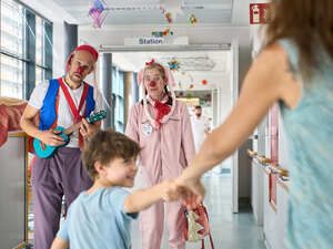 Markus Moiser alias ROTE NASEN Clown Tobias Tannenbaum & Sybille Ugé alias ROTE NASEN Clown Flotte Lotte besuchen den kleinen Patienten Jannis* in der Kinderklinik der DRK Kliniken Westend. // Weiterer Text über ots und www.presseportal.de/nr/116383 / Die Verwendung dieses Bildes für redaktionelle Zwecke ist unter Beachtung aller mitgeteilten Nutzungsbedingungen zulässig und dann auch honorarfrei. Veröffentlichung ausschließlich mit Bildrechte-Hinweis.