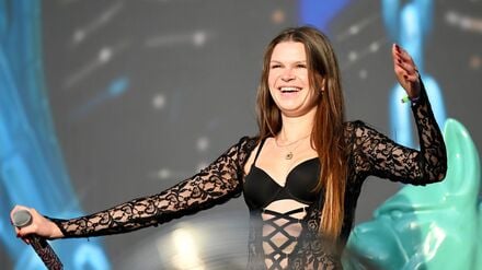 Rapperin Ikkimel steht beim MS Dockville auf der Bühne.