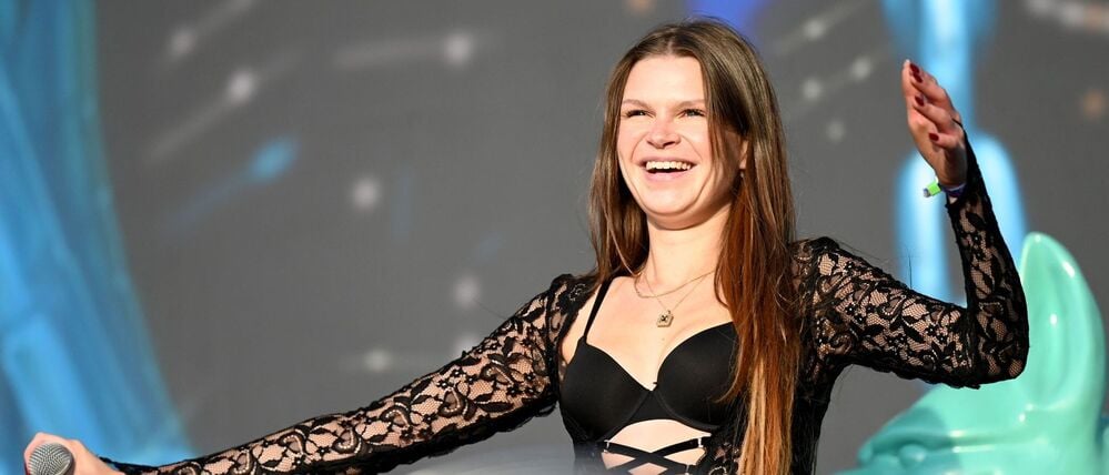 Rapperin Ikkimel steht beim MS Dockville auf der Bühne. 