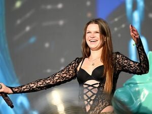 Rapperin Ikkimel steht beim MS Dockville auf der Bühne.