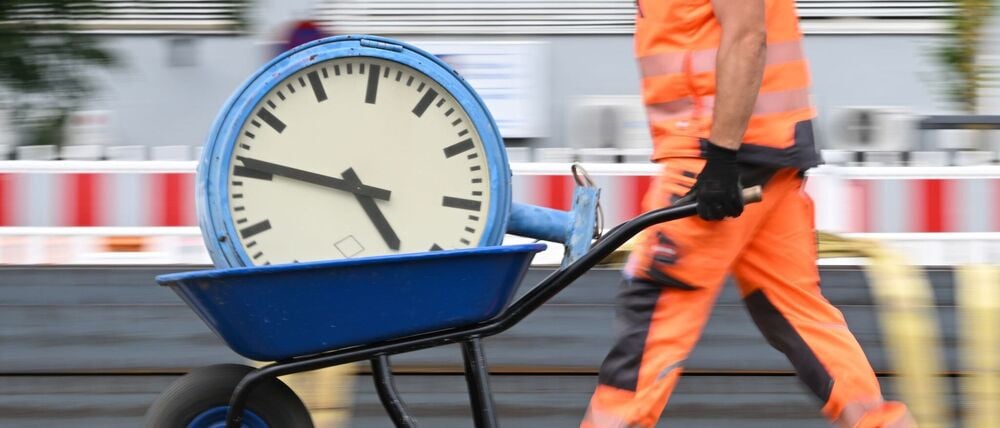 Immer wieder wird über die Arbeitszeit und auch die Abschaffung von Arbeitstagen diskutiert. (Symbolbild)