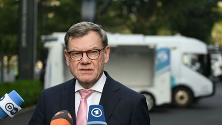 Außenminister Johann Wadephul (CDU) äußert sich zum Abschluss seines Besuchs in China auf eine Frage hin auch zu den Verhandlungen über eine Friedenslösung in der Ukraine.