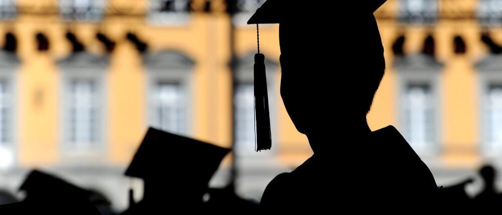 Frauen starten häufiger ein Studium als Männer, doch auf dem Weg zur Professur sinkt ihr Anteil deutlich. (Symbolbild)