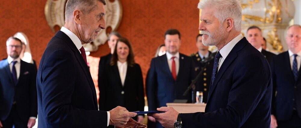 Der tschechische Präsident Petr Pavel (r) ernennt Andrej Babis zum neuen Ministerpräsidenten.