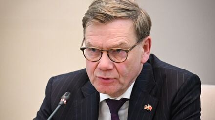 Bundesaußenminister Johann Wadephul (CDU) spricht während eines Treffens mit dem Leiter der Internationalen Abteilung des Zentralkomitees der Kommunistischen Partei Chinas.