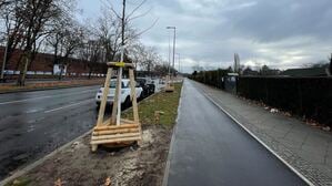 Der neue Radweg an der Charlottenburger Chaussee.