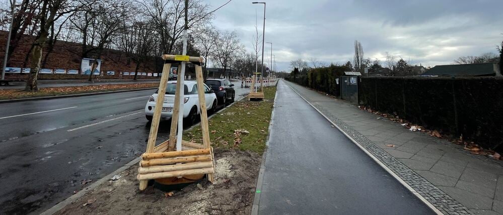 Der neue Radweg an der Charlottenburger Chaussee.