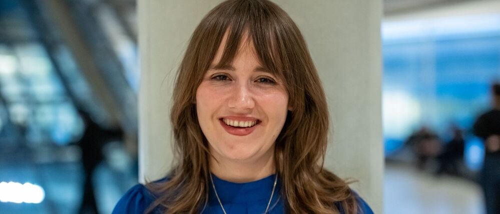 Ricarda Lang, (Bündnis 90/Die Grünen), ehemalige Grünen Bundesvorsitzende, steht mit neuer Frisur vor der Fraktionssitzung im Bundestag.