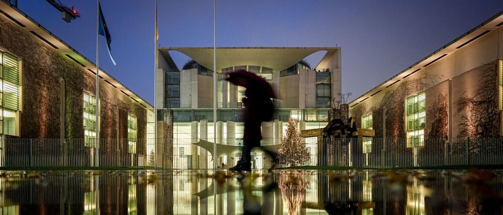 Passanten gehen am Morgen im Regen vor der Abstimmung im Bundestag über das Rentenpaket der Koalition am Bundeskanzleramt vorbei. 