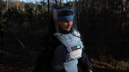 Die Ukrainerin Svitalana Shamka ist Minenräumerin für die britische Nichtregierungsorganisation „Halo Trust“.