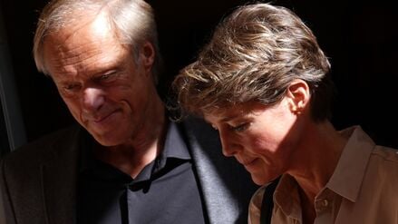 hristina Block, deutsche Gastronomin und Unternehmerin, und Gerhard Delling, ehemaliger Sportmoderator und Lebensgefährte von C. Block, gehen in einer Pause im Prozess wegen mutmaßlicher Kindesentführung im Landgericht Hamburg aus dem Strafjustizgebäude.