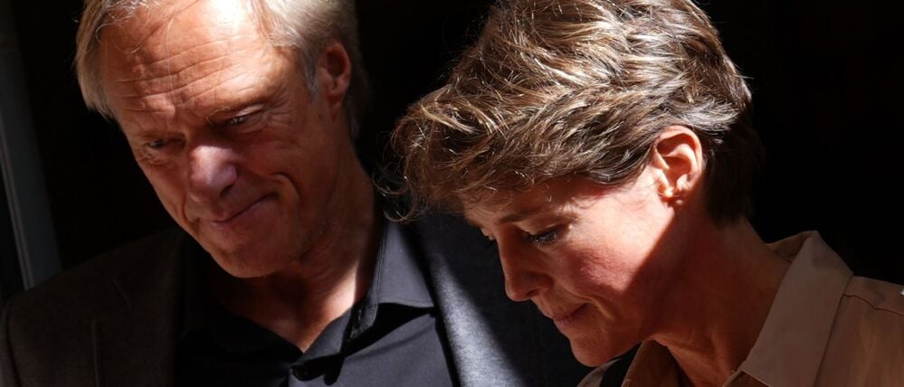 Christina Block, deutsche Gastronomin und Unternehmerin, und Gerhard Delling, ehemaliger Sportmoderator und Lebensgefährte von C. Block, gehen in einer Pause im Prozess wegen mutmaßlicher Kindesentführung im Landgericht Hamburg aus dem Strafjustizgebäude.