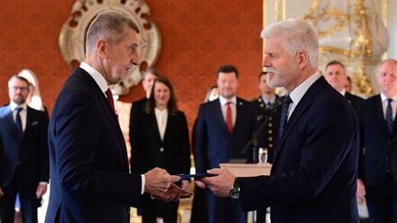 Der tschechische Präsident Petr Pavel (r) ernennt Andrej Babis zum neuen Ministerpräsidenten.