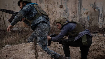 15. März 2024, Kiew, Ukraine: Auszubildende laufen in einer Übung, die eine Evakuierungsmission im Schützengraben simuliert und von der dritten separaten Sturmbrigade in der Region Kiew organisiert wurde.