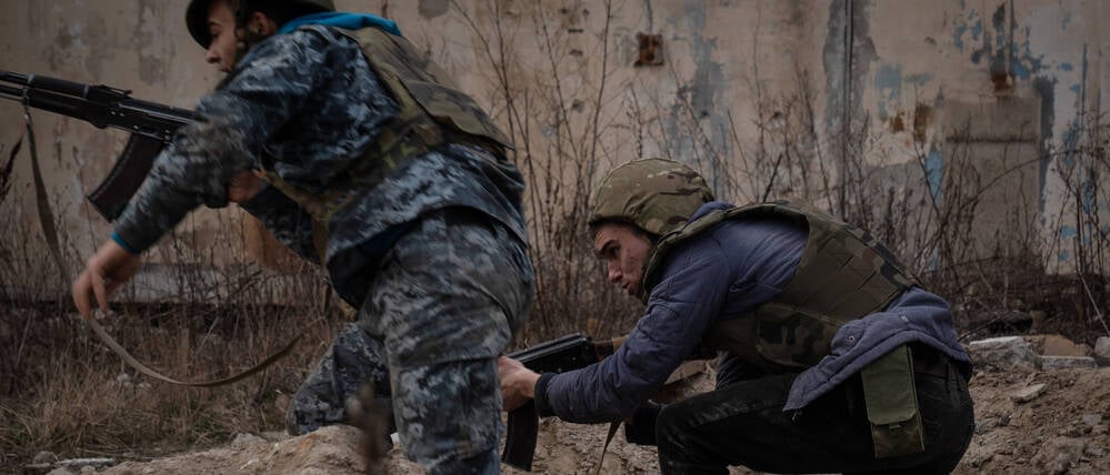 15. März 2024, Kiew, Ukraine: Auszubildende laufen in einer Übung, die eine Evakuierungsmission im Schützengraben simuliert und von der dritten separaten Sturmbrigade in der Region Kiew organisiert wurde.