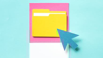 Digitale Akten und ein Mauszeiger sind aus Papier gebastelt.