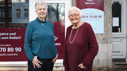 Silbernetz-Gründerin Elke Schilling und die ehrenamtliche Mitarbeiterin Eveline Harder vor der Geschäftsstelle im Wedding
