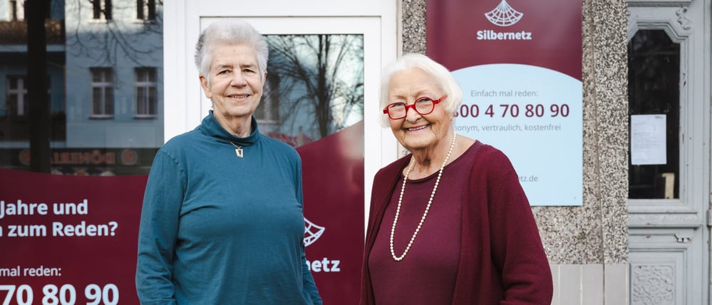 Silbernetz-Gründerin Elke Schilling und die ehrenamtliche Mitarbeiterin Eveline Harder vor der Geschäftsstelle im Wedding