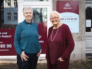 Silbernetz-Gründerin Elke Schilling und die ehrenamtliche Mitarbeiterin Eveline Harder vor der Geschäftsstelle im Wedding