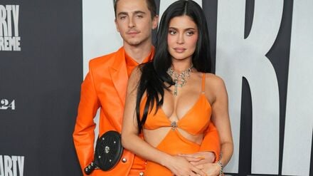 Zweimal in Orange: Timothée Chalamet (l) und seine Freundin Kylie Jenner bei der „Marty Supreme“-Premiere.