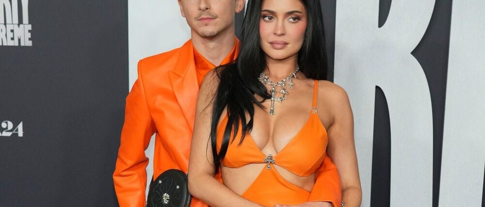 Zweimal in Orange: Timothée Chalamet (l) und seine Freundin Kylie Jenner bei der „Marty Supreme“-Premiere.