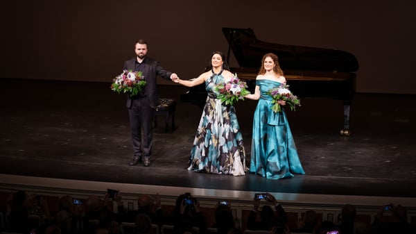 Anna Netrebko (Mitte), Pavel Nebolsin und Seren Melfi in der Berliner Staatsoper.