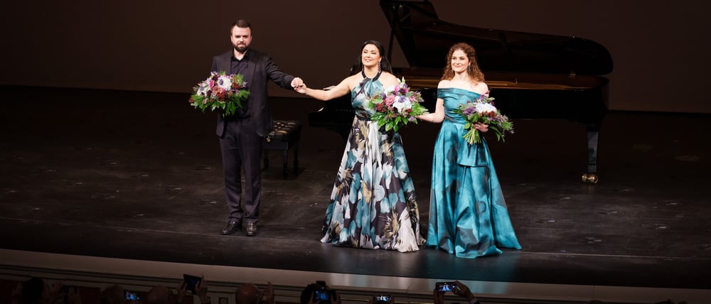 Anna Netrebko (Mitte), Pavel Nebolsin und Seren Melfi in der Berliner Staatsoper.