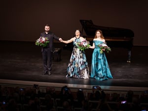 Anna Netrebko (Mitte), Pavel Nebolsin und Seren Melfi in der Berliner Staatsoper.