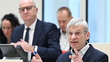 AfD-Fraktionschef Berndt (vorne) will Brandenburgs SPD-Regierungschef Woidke (links) zur Vertrauensfrage bewegen. Damit soll geklärt werden, ob der Ministerpräsident noch die Unterstützung der Parlamentsmehrheit hat. (Archivbild)