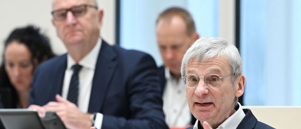 AfD-Fraktionschef Berndt (vorne) will Brandenburgs SPD-Regierungschef Woidke (links) zur Vertrauensfrage bewegen. Damit soll geklärt werden, ob der Ministerpräsident noch die Unterstützung der Parlamentsmehrheit hat. (Archivbild)