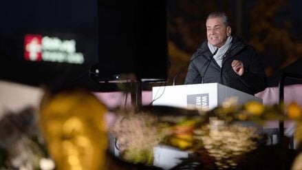 05.12.2025, Berlin: Michel Friedman, Publizist und ehemaliger CDU-Politiker, spricht bei einer Veranstaltung vor dem Konrad-Adenauer Haus. Nahe dem Konrad-Adenauer-Haus haben Aktivisten des Zentrums für Politische Schönheit eine bronzene Statue des ermordeten Kasseler Regierungspräsidenten Walter Lübcke aufgestellt. Foto: Markus Lenhardt/dpa +++ dpa-Bildfunk +++