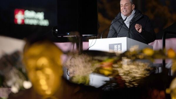 05.12.2025, Berlin: Michel Friedman, Publizist und ehemaliger CDU-Politiker, spricht bei einer Veranstaltung vor dem Konrad-Adenauer Haus. Nahe dem Konrad-Adenauer-Haus haben Aktivisten des Zentrums für Politische Schönheit eine bronzene Statue des ermordeten Kasseler Regierungspräsidenten Walter Lübcke aufgestellt. Foto: Markus Lenhardt/dpa +++ dpa-Bildfunk +++