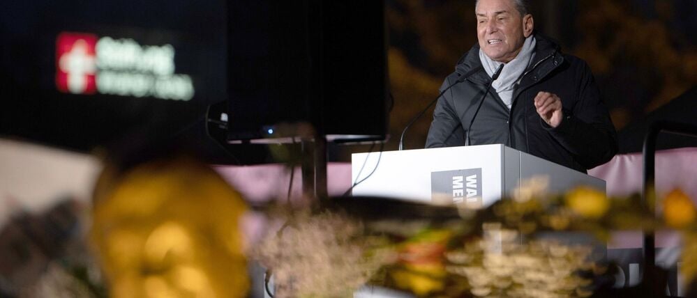 05.12.2025, Berlin: Michel Friedman, Publizist und ehemaliger CDU-Politiker, spricht bei einer Veranstaltung vor dem Konrad-Adenauer Haus. Nahe dem Konrad-Adenauer-Haus haben Aktivisten des Zentrums für Politische Schönheit eine bronzene Statue des ermordeten Kasseler Regierungspräsidenten Walter Lübcke aufgestellt. Foto: Markus Lenhardt/dpa +++ dpa-Bildfunk +++