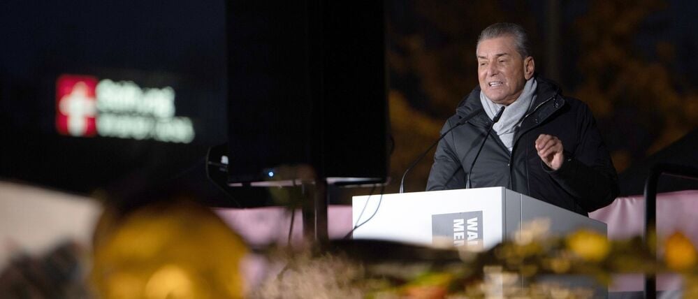 05.12.2025, Berlin: Michel Friedman, Publizist und ehemaliger CDU-Politiker, spricht bei einer Veranstaltung vor dem Konrad-Adenauer Haus. Nahe dem Konrad-Adenauer-Haus haben Aktivisten des Zentrums für Politische Schönheit eine bronzene Statue des ermordeten Kasseler Regierungspräsidenten Walter Lübcke aufgestellt. Foto: Markus Lenhardt/dpa +++ dpa-Bildfunk +++