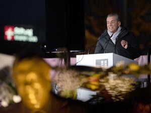 05.12.2025, Berlin: Michel Friedman, Publizist und ehemaliger CDU-Politiker, spricht bei einer Veranstaltung vor dem Konrad-Adenauer Haus. Nahe dem Konrad-Adenauer-Haus haben Aktivisten des Zentrums für Politische Schönheit eine bronzene Statue des ermordeten Kasseler Regierungspräsidenten Walter Lübcke aufgestellt. Foto: Markus Lenhardt/dpa +++ dpa-Bildfunk +++