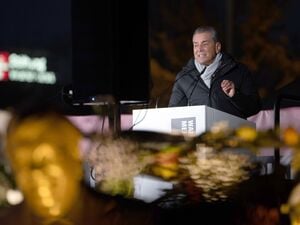 05.12.2025, Berlin: Michel Friedman, Publizist und ehemaliger CDU-Politiker, spricht bei einer Veranstaltung vor dem Konrad-Adenauer Haus. Nahe dem Konrad-Adenauer-Haus haben Aktivisten des Zentrums für Politische Schönheit eine bronzene Statue des ermordeten Kasseler Regierungspräsidenten Walter Lübcke aufgestellt. Foto: Markus Lenhardt/dpa +++ dpa-Bildfunk +++