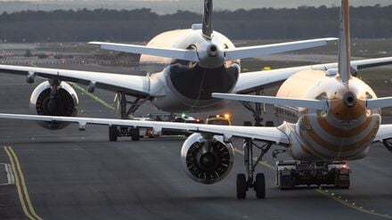 Es wird enger in den Flugzeugen: Mehr Passagiere, aber nicht genügend neue Jets.