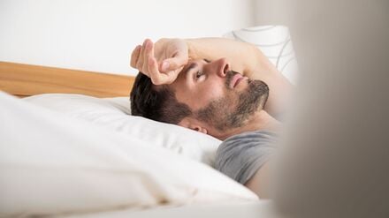 Nächtliches Aufwachen ist ein normaler Bestandteil des Schlafs und meist unproblematisch, doch anhaltende Schlafprobleme mit Auswirkungen auf den Alltag erfordern professionelle Unterstützung.