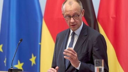 Bundeskanzler Friedrich Merz (CDU) spricht bei einer Pressekonferenz im Rahmen seines Antrittsbesuchs in Rheinland-Pfalz.