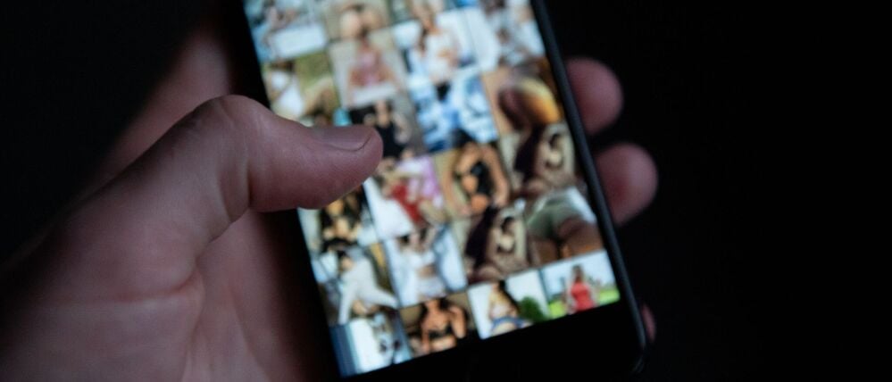 Um den Pornokonsum ihrer Kinder zu kontrollieren, durchsuchen Eltern manchmal deren Browserverlauf.