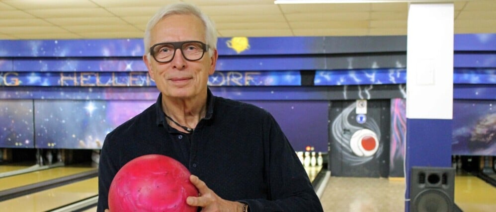 Detlev Heinze leitet seit 31 Jahren das "Bowling Hellersdorf" / Credit: Steffi Bey