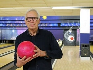 Detlev Heinze leitet seit 31 Jahren das "Bowling Hellersdorf" / Credit: Steffi Bey