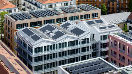 Das Potsdamer Kreativquartier aus der Nähe betrachtet: Hier zu sehen die sogenannte Orangerie, dahinter der Bürobau „Rack“.