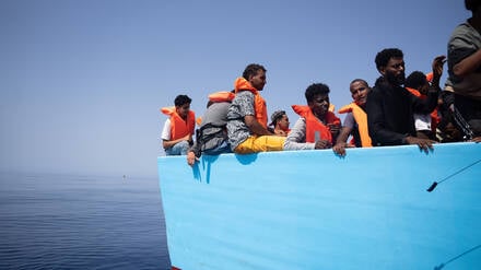 Ein Boot mit 130 afrikanischen Flüchtlingen an Bord beim Versuch, Europa zu erreichen.